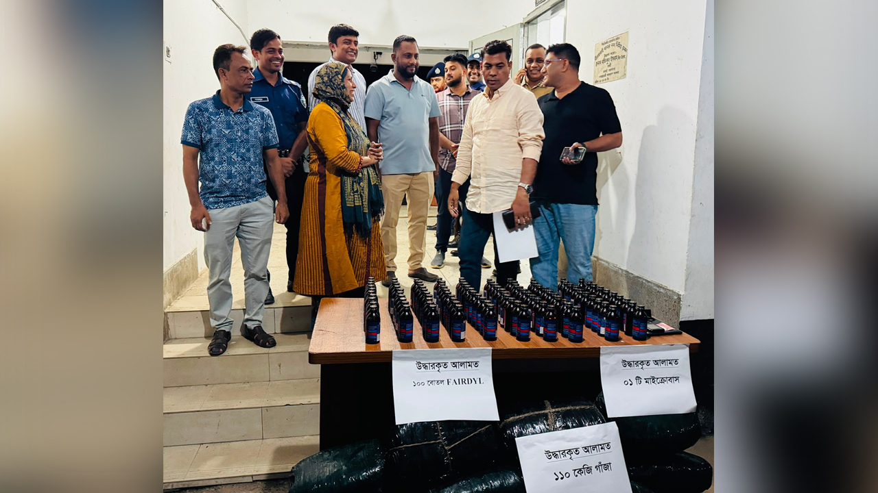 মিরসরাইয়ে মাইক্রোবাস থেকে ১৩০ কেজি গাঁজা ও ফেনসিডিল উদ্ধার