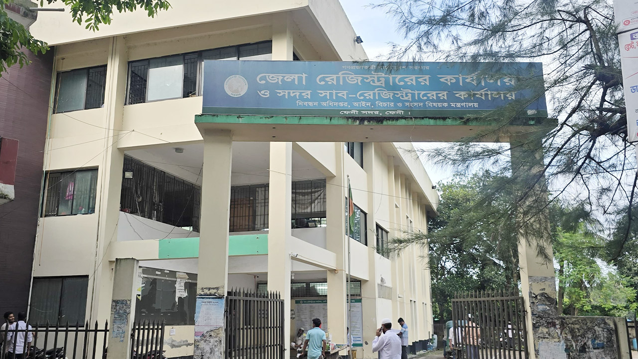 জীবিত মাকে মৃত দেখিয়ে জমি রেজিস্ট্রির চেষ্টা, আটকে দিলেন