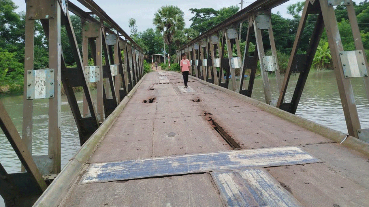 দাগনভূঞায় বেইলি ব্রিজের পাটাতন ভেঙে যান চলাচল বন্ধ, চরম দুর্ভোগে