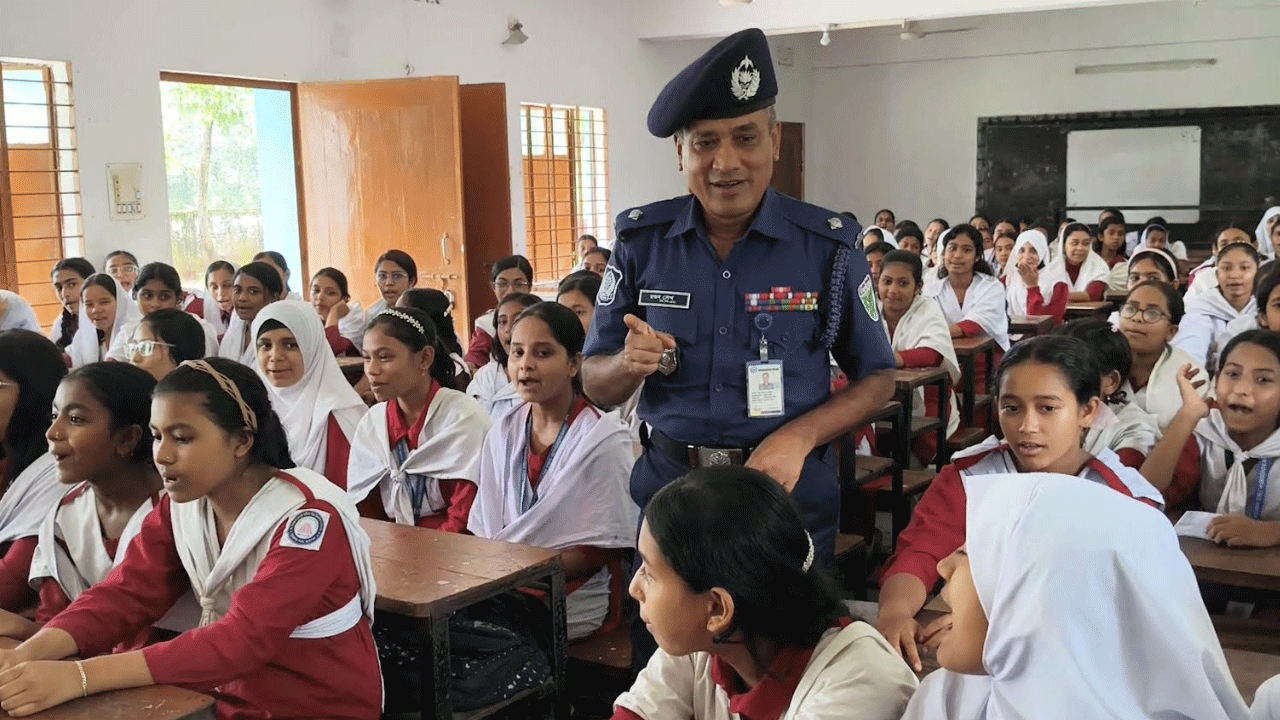 বাল্যবিয়ে ও মাদক প্রতিরোধে শিক্ষার্থীদের সচেতন করলেন ওসি রতন শেখ