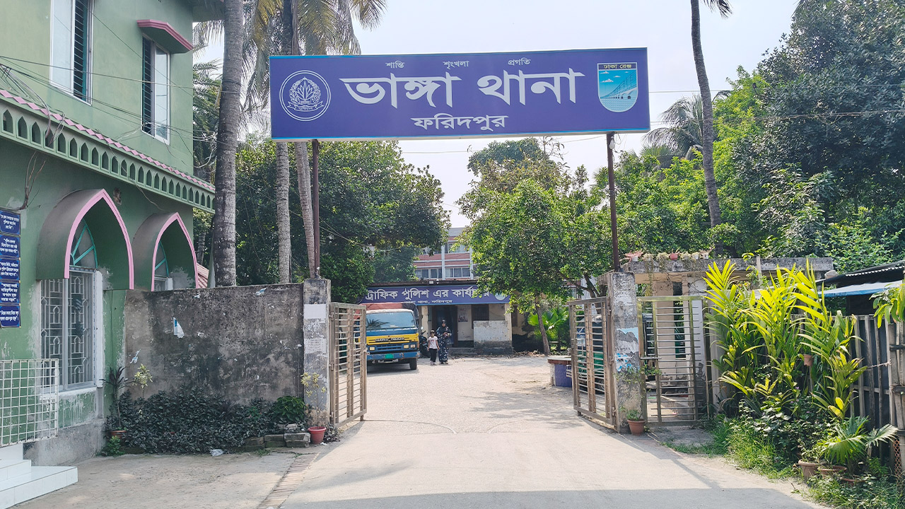 থানার সামনে নারীকে নিয়ে দুই ভাইয়ের সংঘর্ষ, আহত ৫