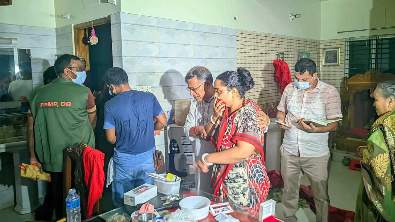 রংপুরে শিক্ষকের বাড়ি থেকে ৪ জনের লাশ উদ্ধার