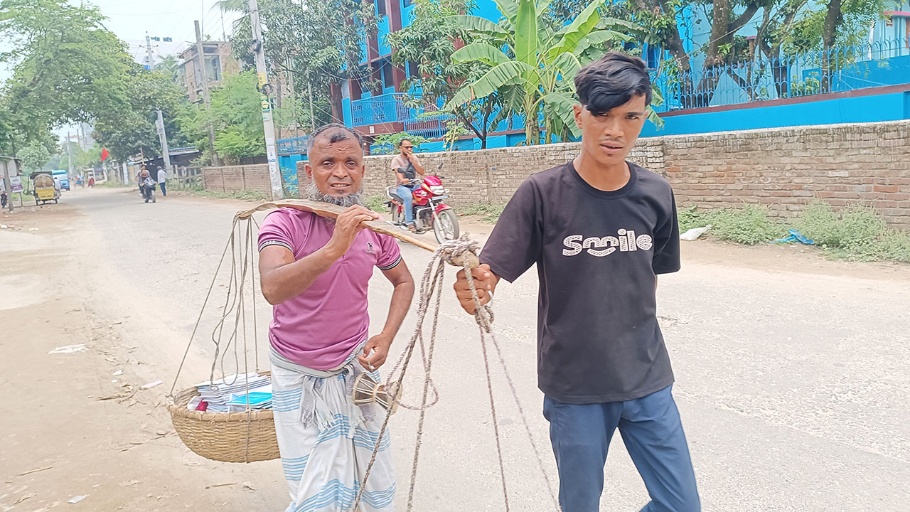দৃষ্টিহীন বাবার পথপ্রদর্শক জিম, থমকে গেছে পড়াশোনা