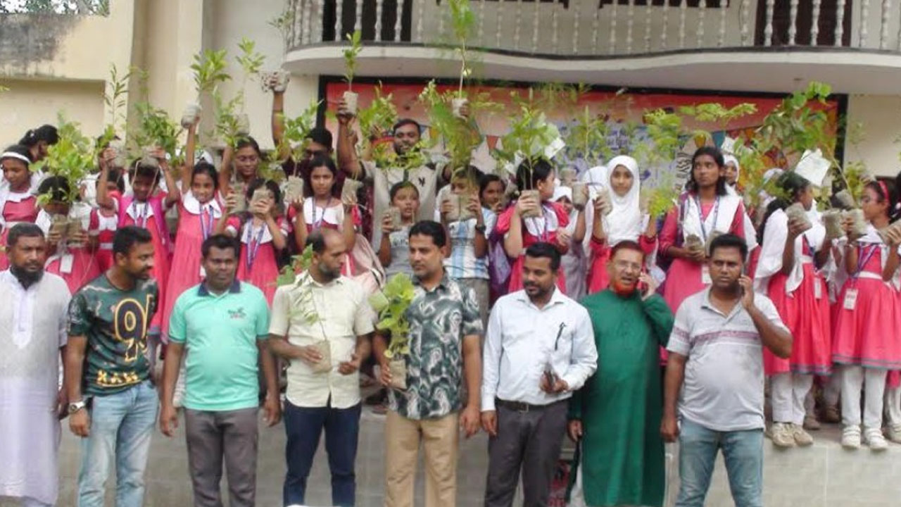 নড়াইলে প্লাস্টিক বোতলের বিনিময়ে গাছের চারা বিতরণ