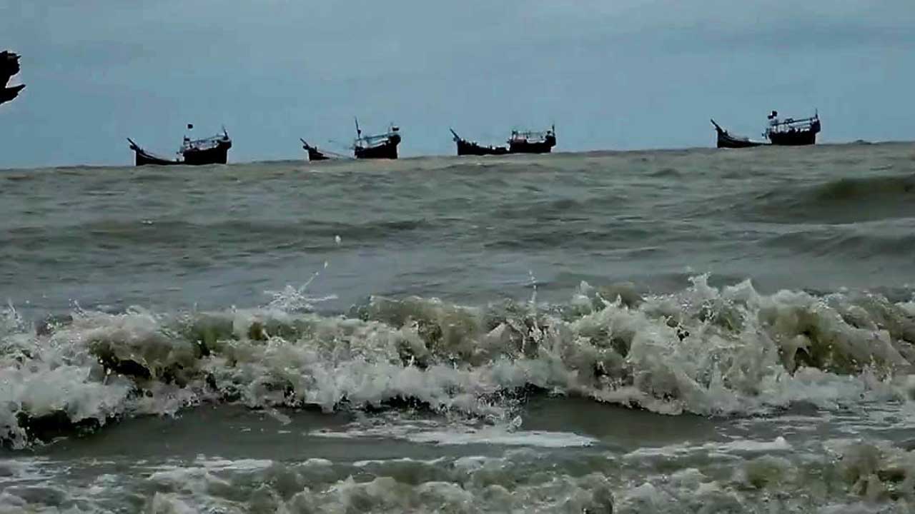 বঙ্গোপসাগরে ট্রলারডুবি, বরগুনার ১৪ জেলে নিখোঁজ