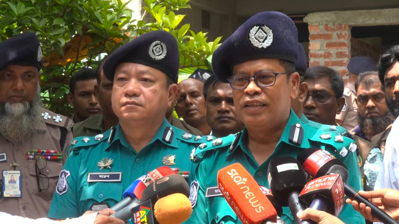 নতুন কমিশনারের ঘটনাস্থল পরিদর্শন, আলামত ধোয়ার অভিযোগ অস্বীকার