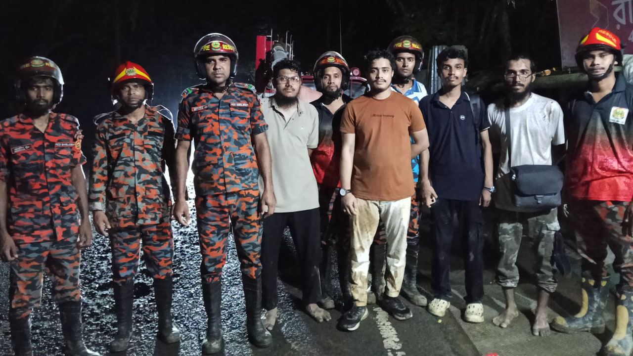কাপ্তাই সীতাপাহাড়ে হাইকিংয়ে পথ হারিয়ে চার পর্যটক উদ্ধার
