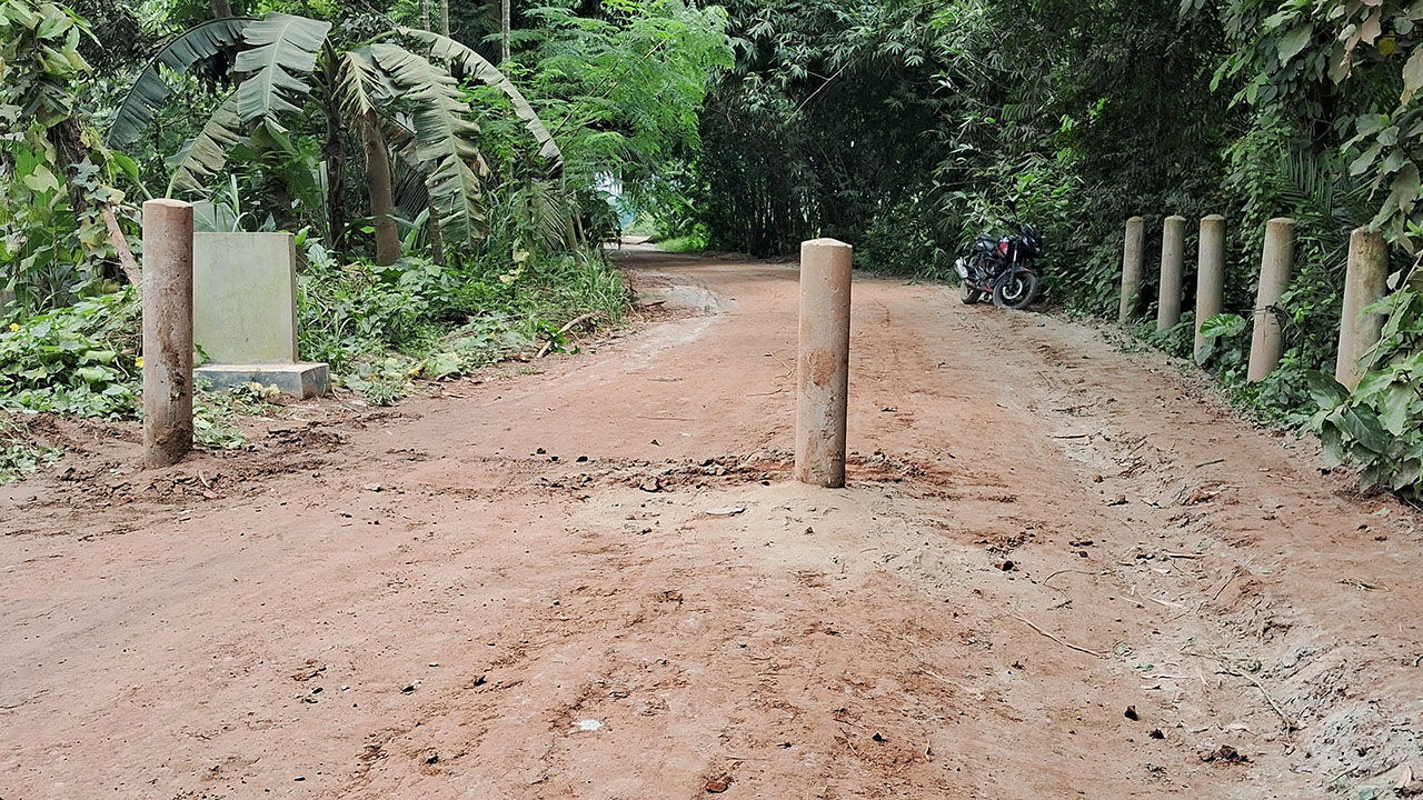 বালুবাহী ট্রাক ঠেকাতে মাগুরায় সড়কে পিলার বসালো গ্রামবাসী