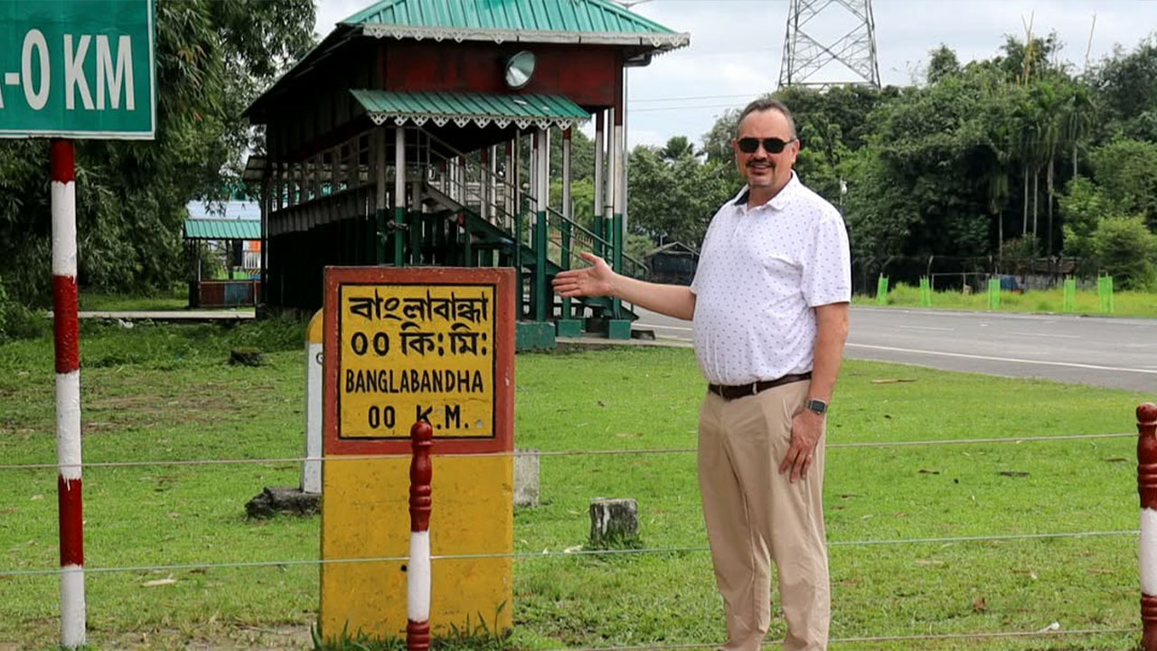 মার্কিন রাষ্ট্রদূতের বাংলাবান্ধা সীমান্ত পরিদর্শন