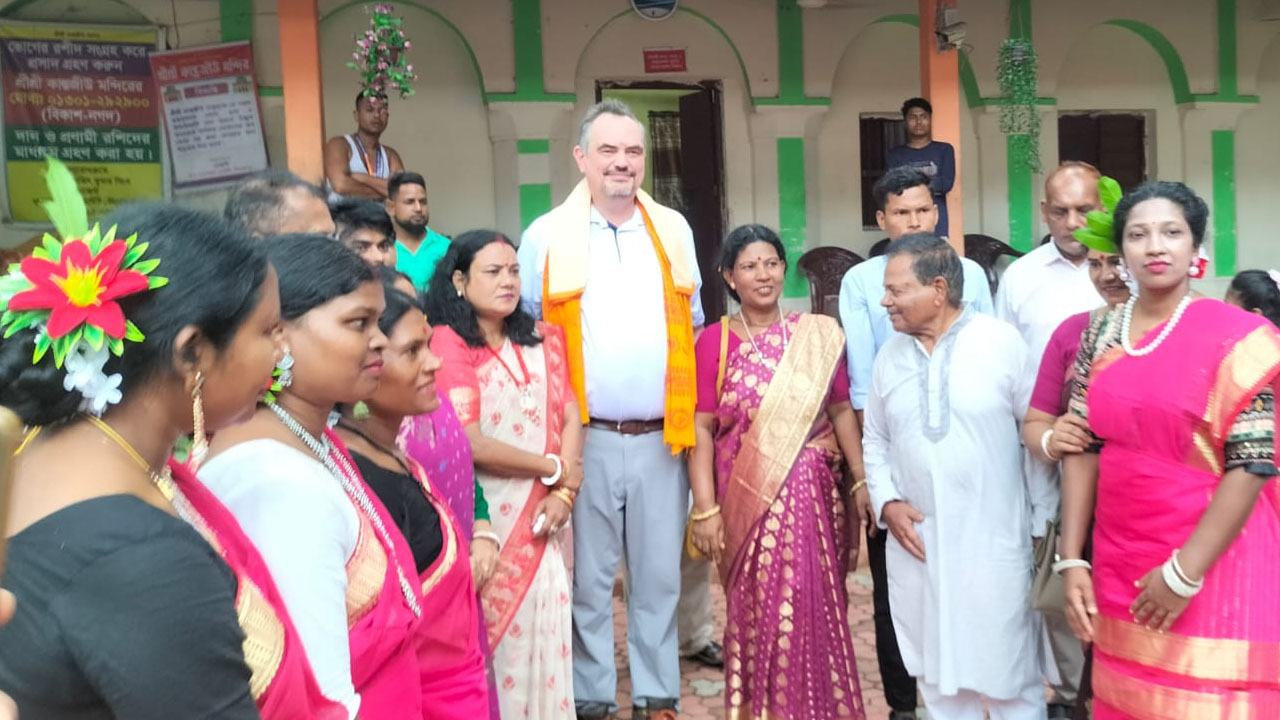 কান্তজিউ মন্দিরে বৃক্ষরোপণ করলেন মার্কিন রাষ্ট্রদূত ব্রেন্ট ক্রিস্টেনসেন