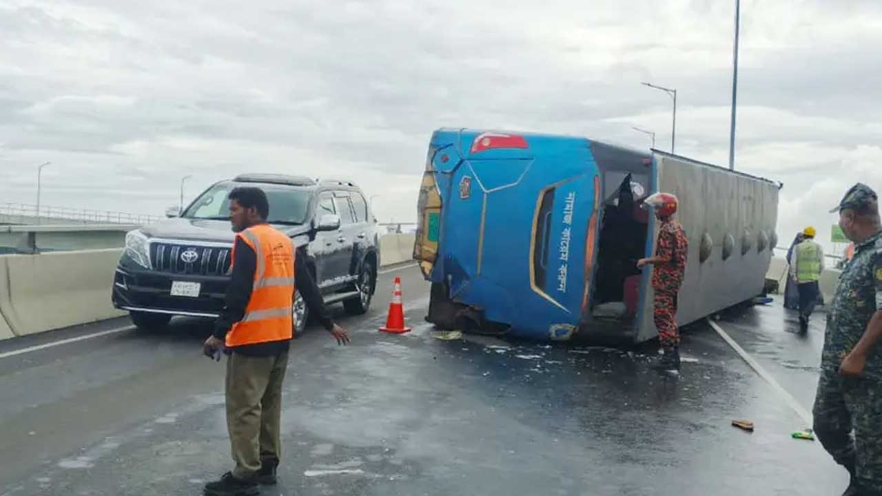 বাসের ধাক্কায় পদ্মা সেতুর রেলিং ক্ষতিগ্রস্ত
