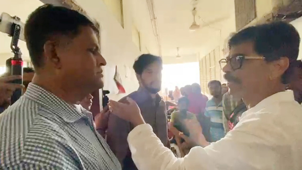 ‘হারপিক আনেন, আমি টয়লেট পরিষ্কার করব’ হাসপাতাল পরিচালককে কৃষিমন্ত্রী