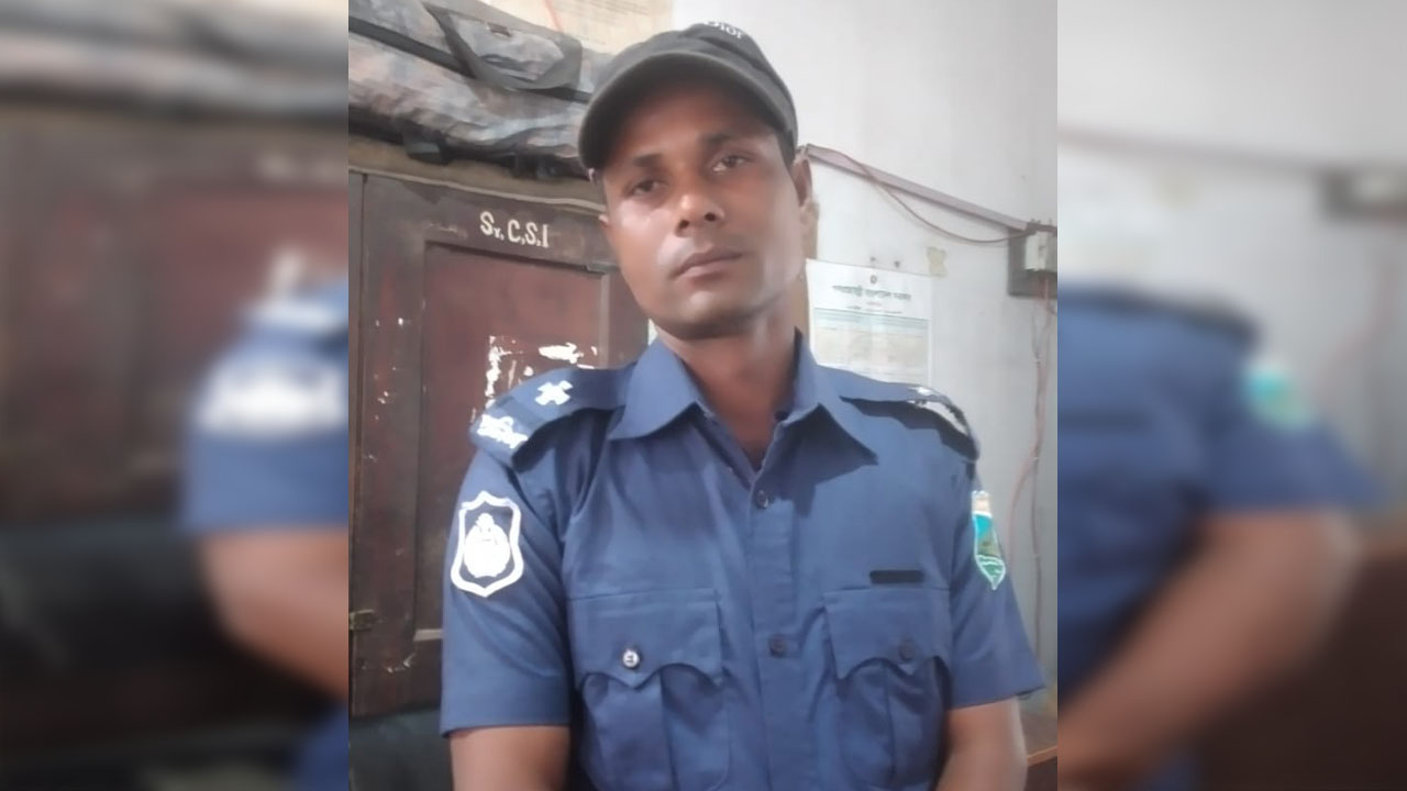 পাবনা পুলিশ গ্রেপ্তার করল পুলিশের ইউনিফর্ম পরে প্রতারককে