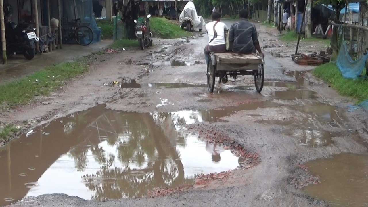 বারাকপুর-ফয়লা সড়ক সংস্কারের দাবি জানালেন স্থানীয়রা