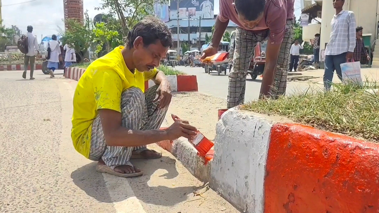 ঠাকুরগাঁওয়ে রাষ্ট্রপতি ফখরুলের সফর ঘিরে শহর সাজানো হচ্ছে