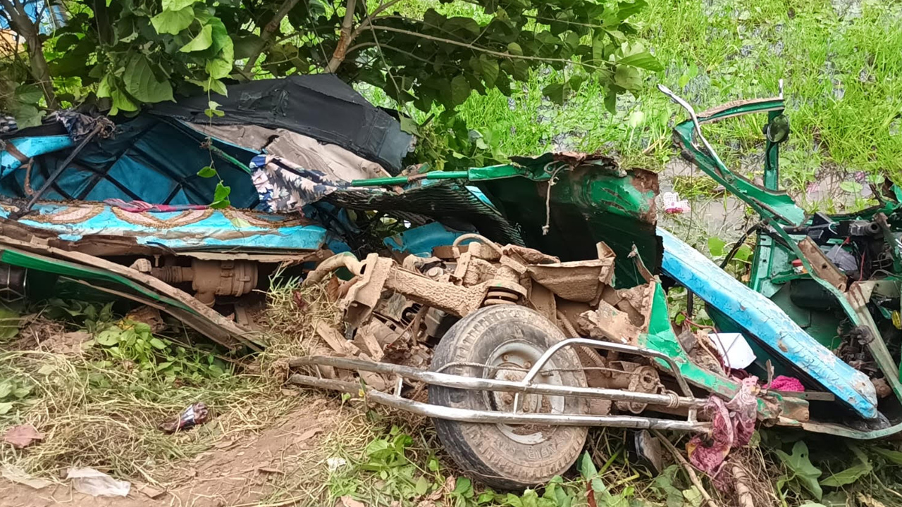 গাজীপুরে সিএনজি-কাভার্ডভ্যান সংঘর্ষে মা-ছেলেসহ ৪ জনের মৃত্যু হয়েছে