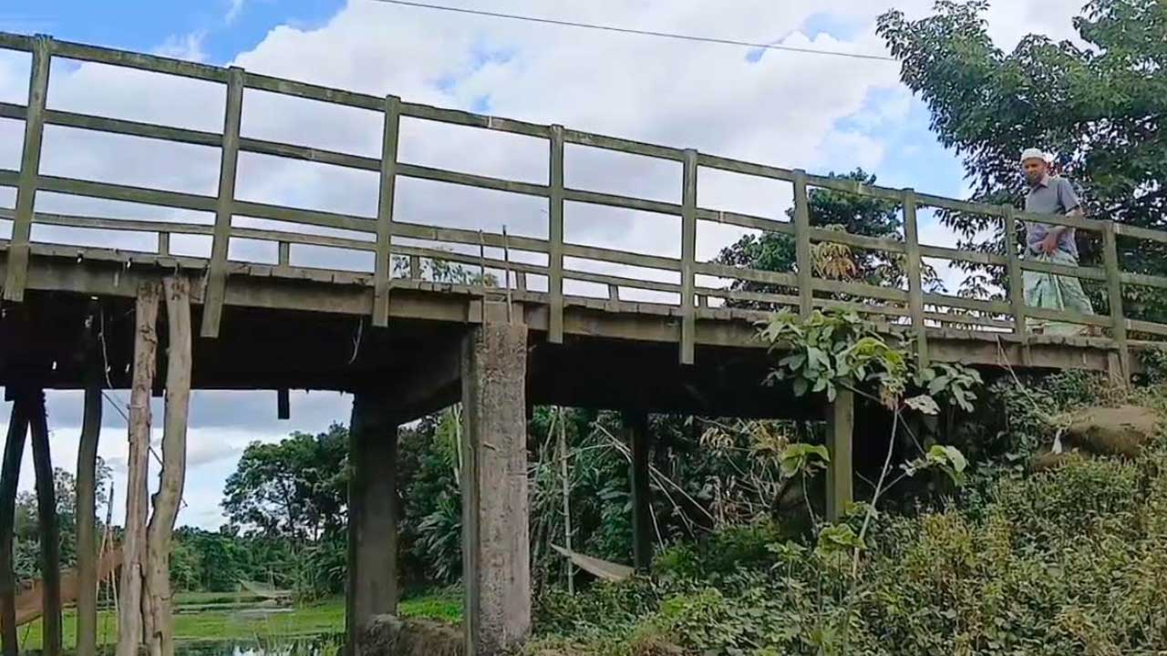 ৭ বছরেও হয়নি সেতু, কাঠের সাঁকোয় ঝুঁকি নিয়ে পারাপার