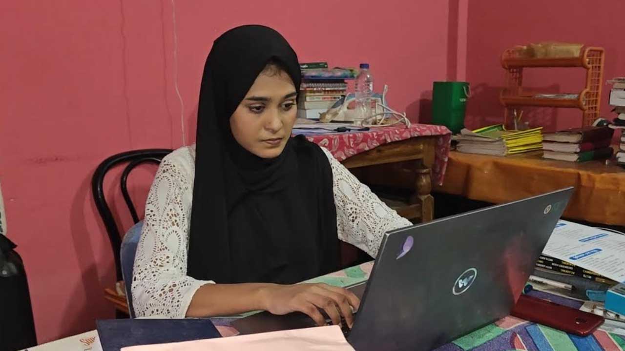 উচ্চারণের জড়তা কাটিয়ে কণ্ঠমিমিক্রিতে তাক লাগালেন খাগড়াছড়ির আয়েশা