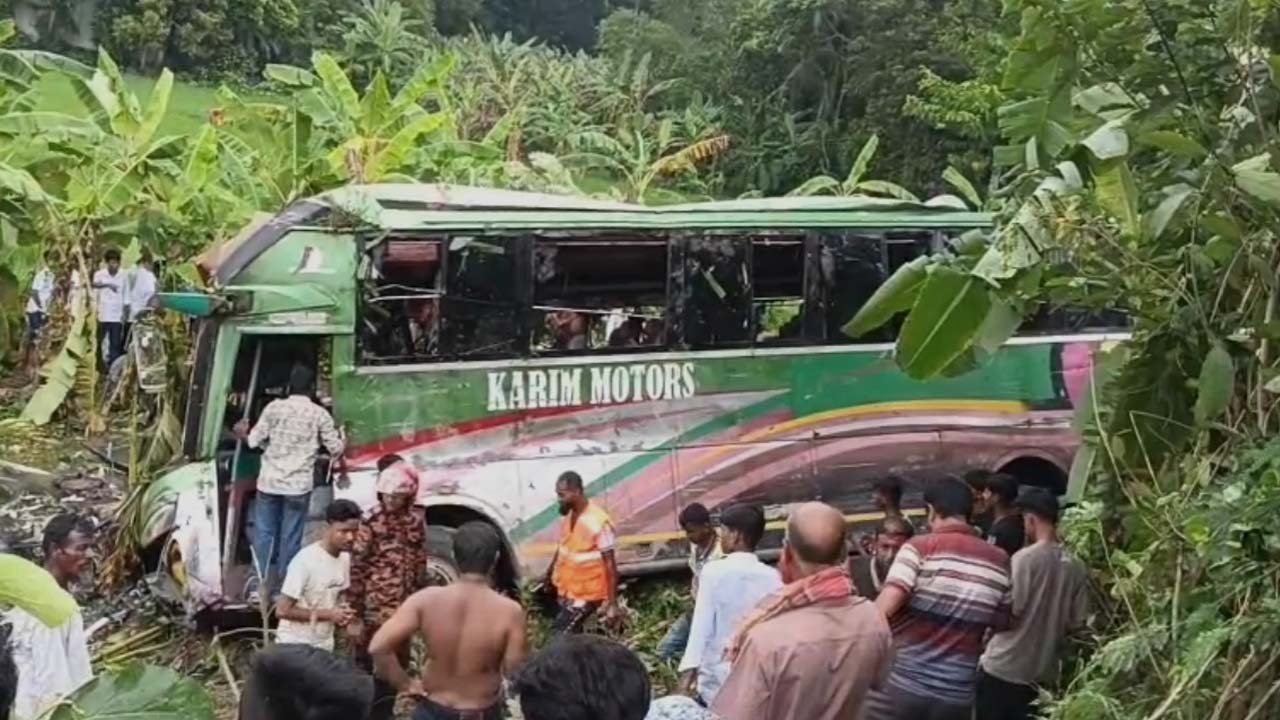 গোপালগঞ্জে যাত্রীবাহী বাস খাদে পড়ে নিহত