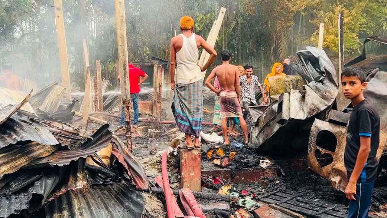 লক্ষ্মীপুরে পেট্রোল ঢেলে আগুন, ১১ ঘর পুড়ে ছাই