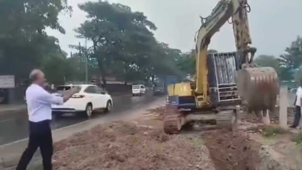 মিয়ামী রিসোর্টের অবৈধ প্রবেশপথে খাল খনন