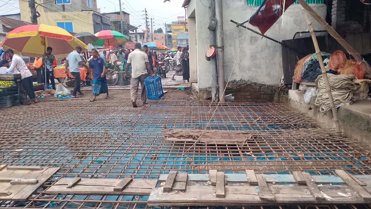 বরিশালে ৭ কোটি টাকার সড়ক সংস্কারে মাঝপথে দোকান