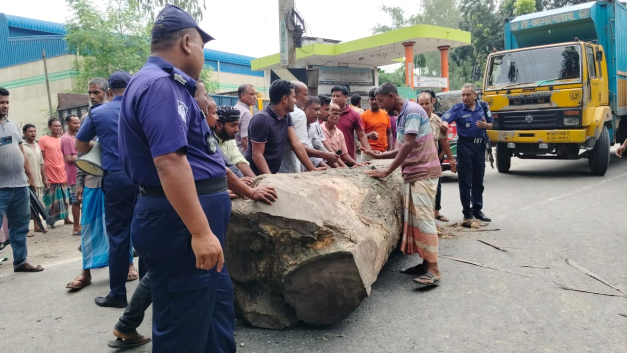সার সংকটে লালমনিরহাটে কৃষকদের বিক্ষোভ ও সড়ক অবরোধ