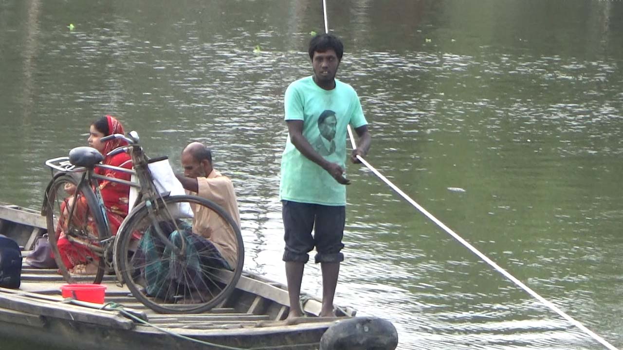 প্রতিবন্ধী জনি নদীতে দড়ি টেনে পরিবারের সংসার চালায়