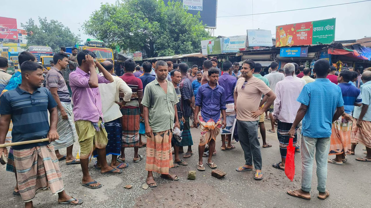 পুঠিয়ায় কৃষকরা সারের দাবিতে মহাসড়ক অবরোধ করলেন