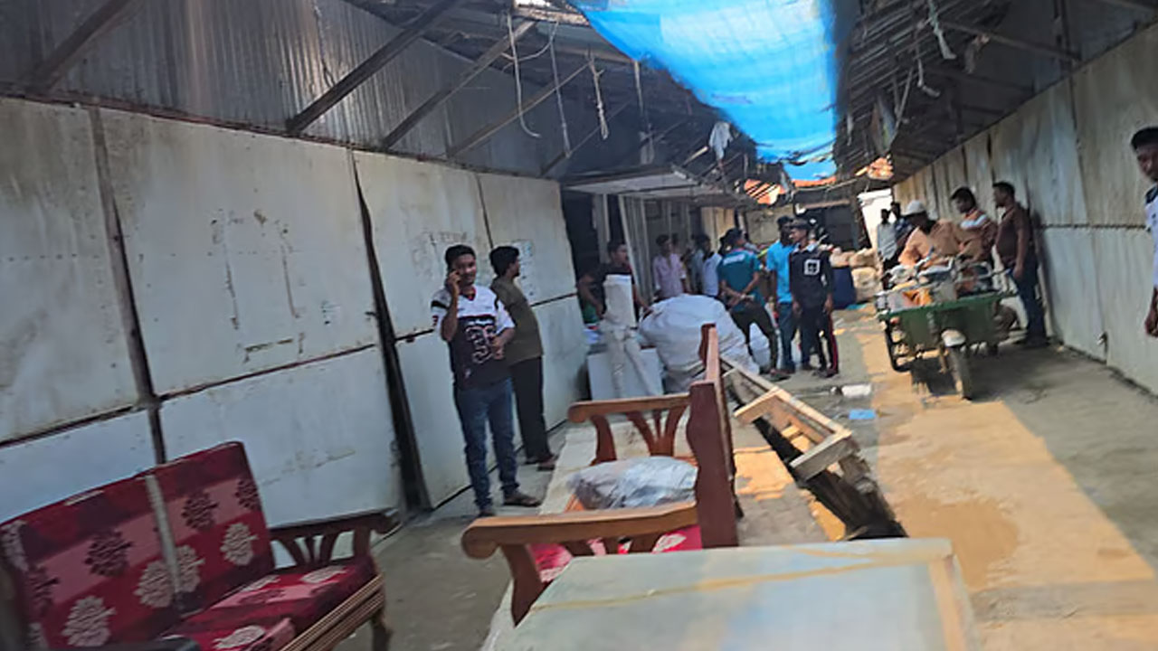 কুয়াকাটায় ২০ দোকানে তালা ঝুলিয়ে বিএনপি নেতাদের বিরুদ্ধে অভিযোগ উঠেছে