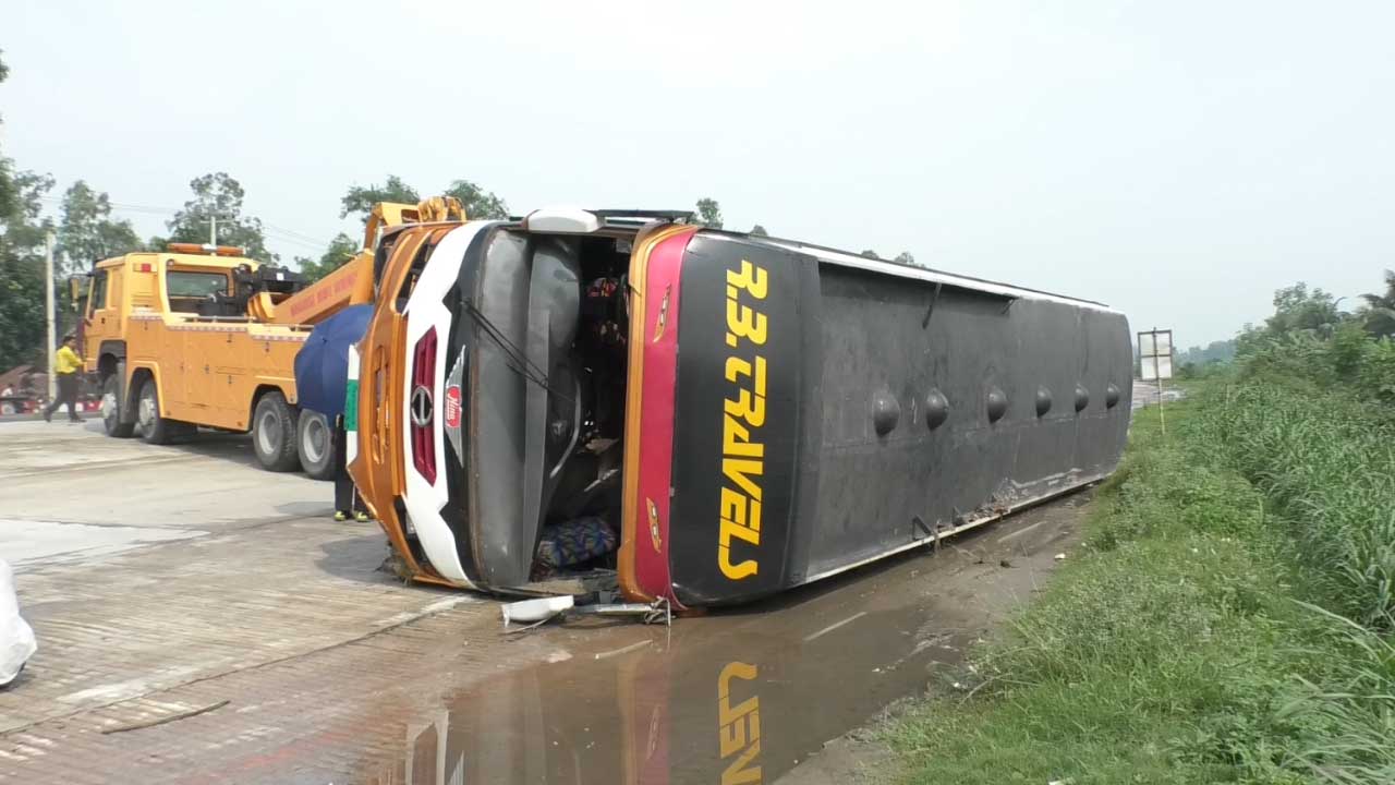 টাঙ্গাইলে বাসখাদে পড়ে ১৫ যাত্রী আহত