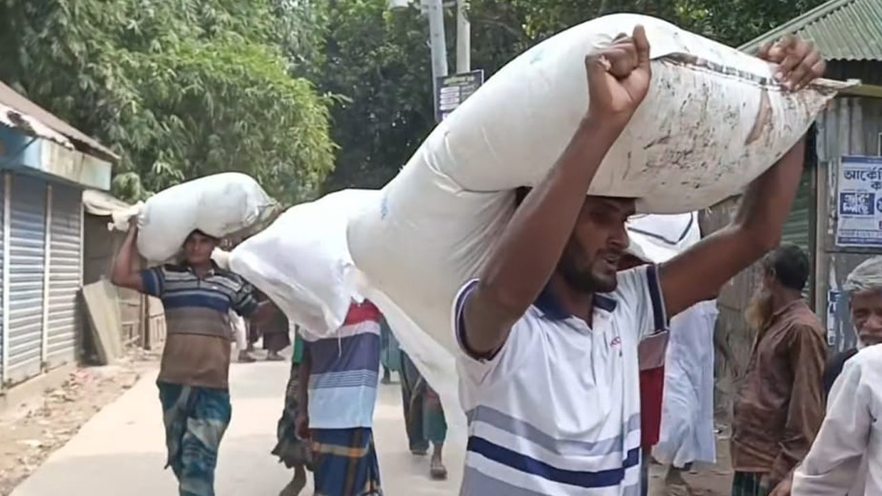 রৌমারীতে ডিলারের গুদাম ভেঙে শতাধিক বস্তা সার লুট