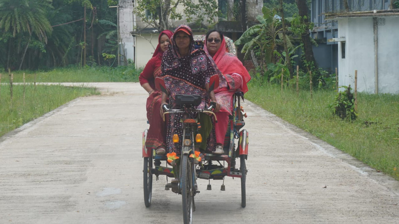 বরিশালে প্রশাসক ও ইউএনও রিকশায় উঠে নারী চালকের উৎসাহ দিলেন