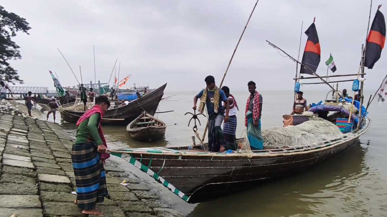 ভরা মৌসুমেও মেঘনায় ইলিশের আকাল