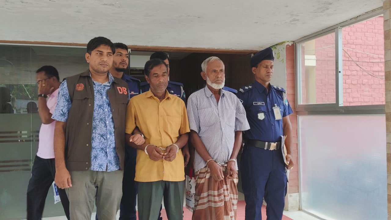 মাগুরায় সার কালোবাজারির অভিযোগে দুই ব্যবসায়ীকে গ্রেপ্তার করেছে পুলিশ