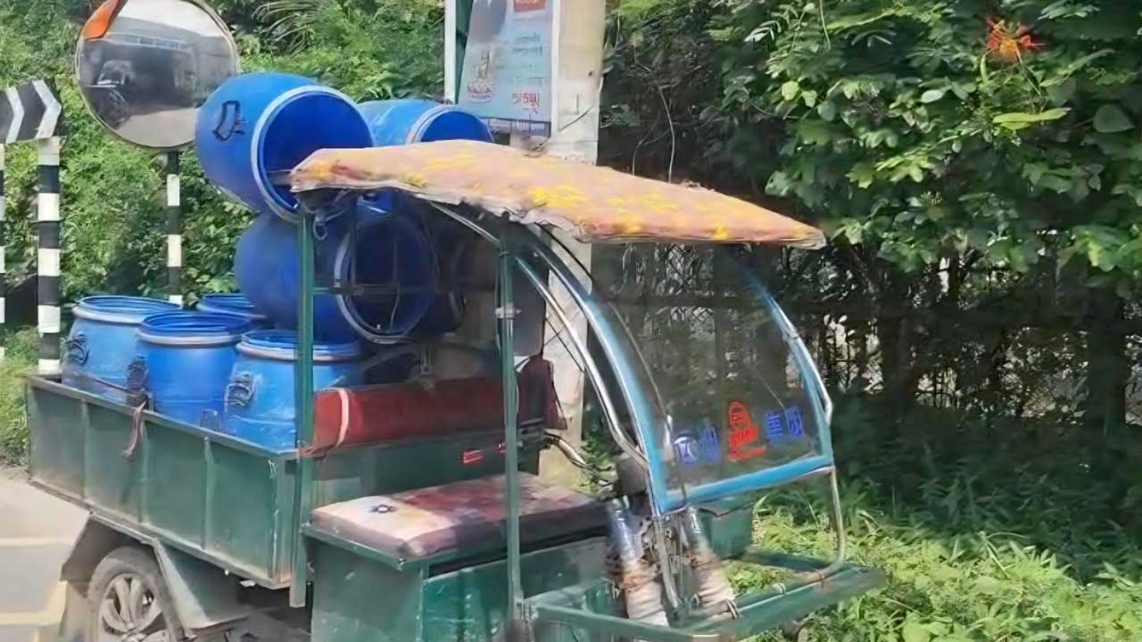 শ্রীনগরে দুধ ব্যবসায়ীকে ছুরিকাঘাত করে ছিনতাইকারীরা লুট করল ১ লাখ