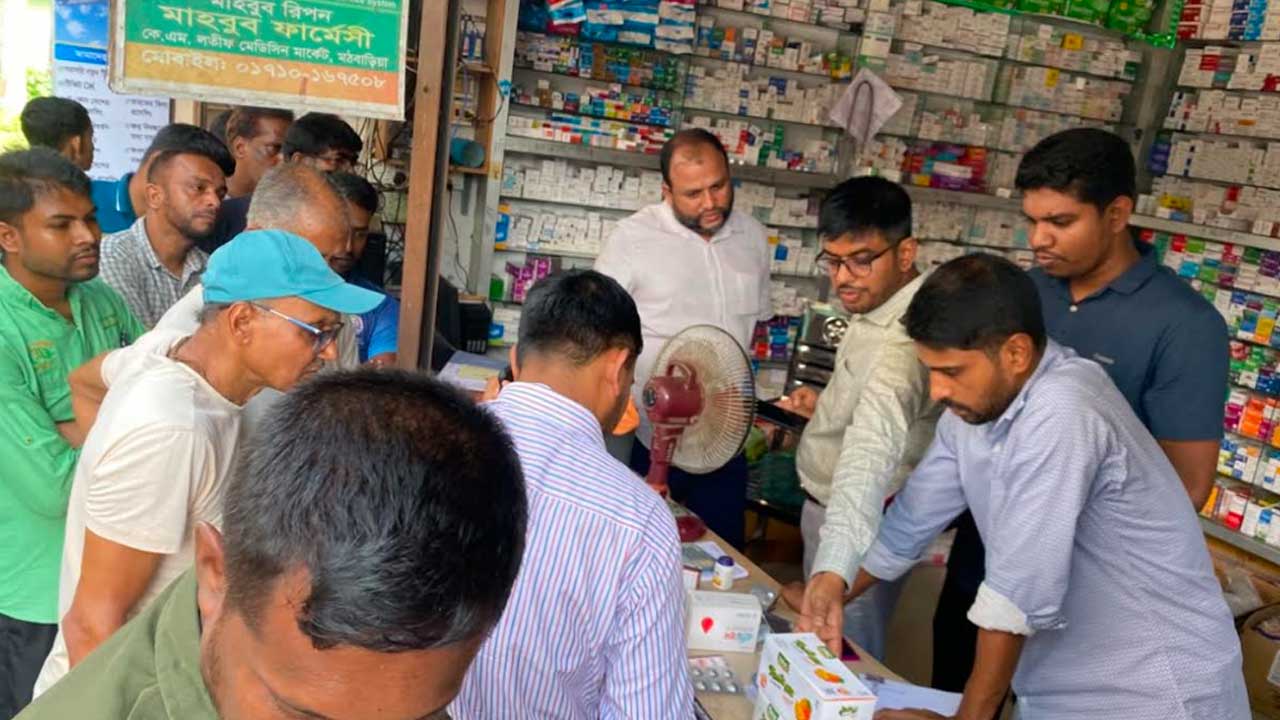 মঠবাড়িয়ায় ৫ ফার্মেসিকে ৩৫ হাজার টাকা জরিমানা করল ভ্রাম্যমাণ আদালত