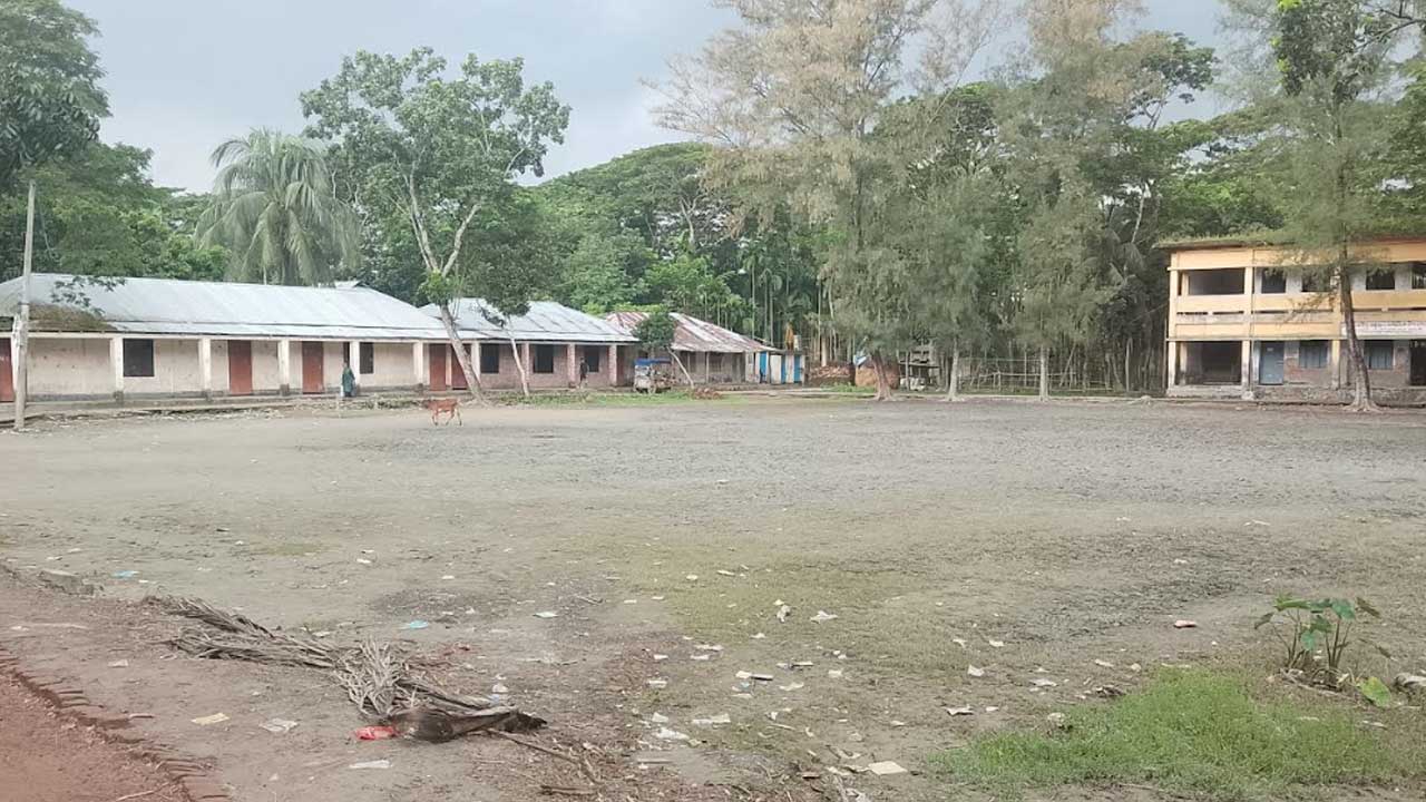 জরাজীর্ণ ভবনে ভোলার বন্ধুজন মাধ্যমিক বিদ্যালয়ে পাঠদান ব্যাহত হচ্ছে
