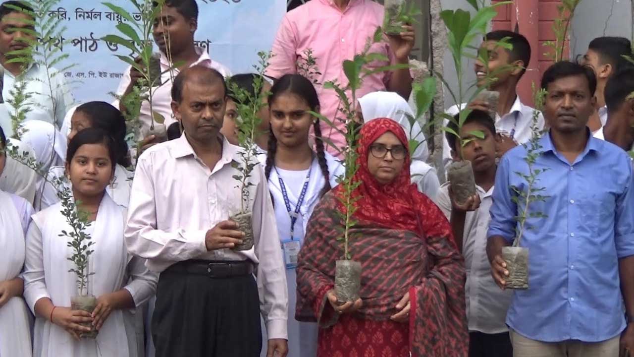 বাগেরহাটে পরিবেশ সচেতনতায় চারা বিতরণ ও আলোচনা অনুষ্ঠিত