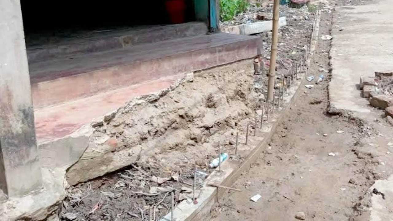 এলজিইডি রাস্তা নির্মাণে দিনমজুরের বারান্দা ভাঙল