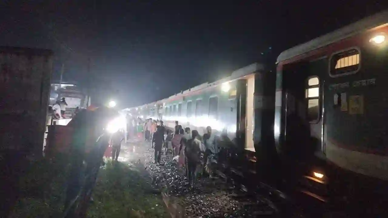 সান্তাহারে লাইনচ্যুতির কারণে ৫ ঘণ্টা পর ট্রেন চলাচল স্বাভাবিক