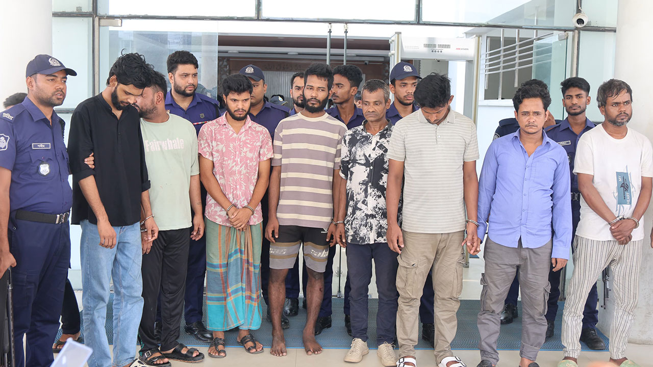 হাটহাজারীতে অস্ত্রসহ ডেভিড ইমনের সাত সহযোগী গ্রেপ্তার