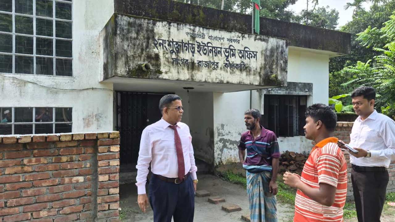 হঠাৎ পরিদর্শনে অফিস বন্ধ পেয়ে ভূমি কর্মকর্তাকে বরখাস্তের নির্দেশ