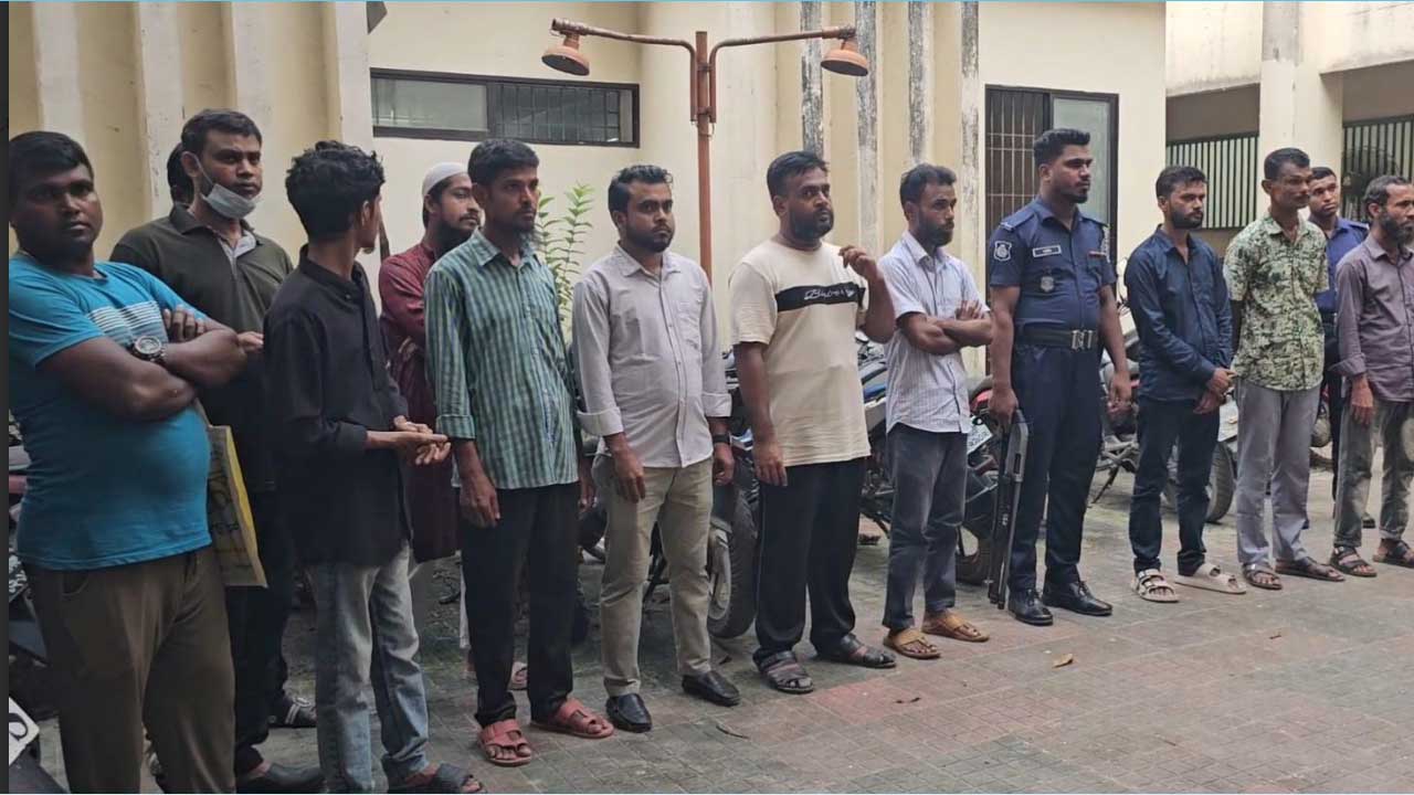 কিশোরগঞ্জে হাসপাতাল অভিযানে ১৭ দালাল আটক