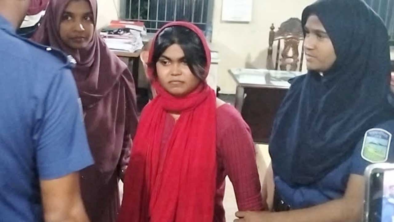 ফ্যামিলি কার্ডের লোভ দেখিয়ে টাকা নেওয়ায় এনসিপি নেত্রী আটক