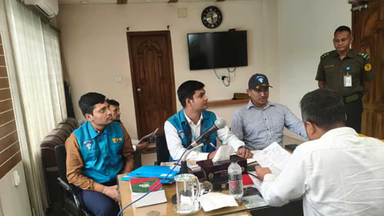 দুদক কেরানীগঞ্জে বিআরটিএ অফিসে দুর্নীতি ও দালালচক্রের বিরুদ্ধে অভিযান চালায়