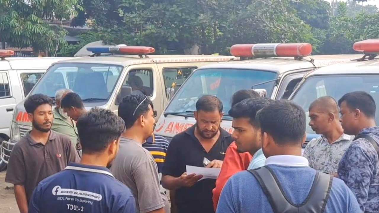 ঠাকুরগাঁওয়ে অ্যাম্বুলেন্স চালকদের কর্মবিরতি