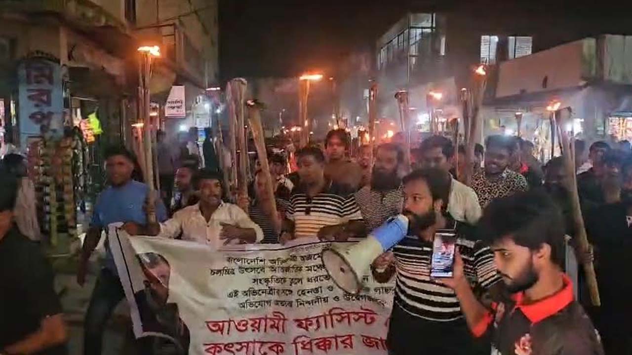 বাঁধন হেনস্তায় জড়িতের বিরুদ্ধে বাঞ্ছারামপুরে যুবদলের মশাল মিছিল