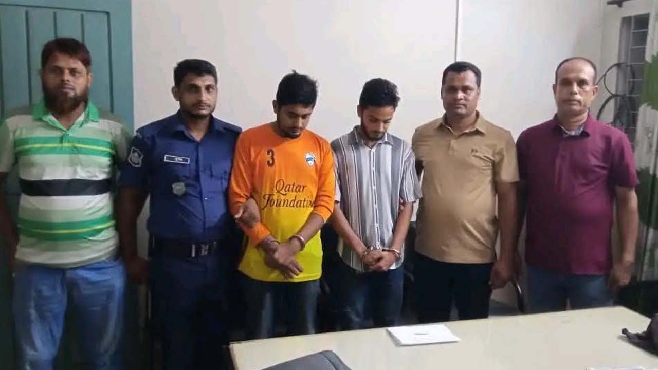 ঝালকাঠিতে ছাত্রদল নেতা ও যুবক আটক