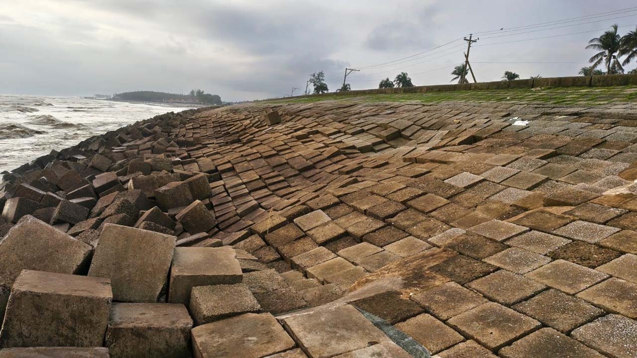 কক্সবাজারে ১৫০ কোটি টাকার বেড়িবাঁধে ভাঙন